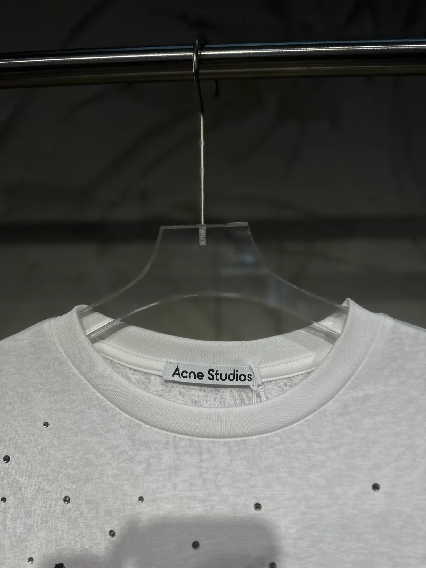 Acne Studios New Arrival North America Limited Laser Silver Silver Series Long Sleeve Hot Diamond T-Shirt Acne Studios Highest Edition Long Sleeve Series Long Sleeve T-shirt is one that you can’t help but love. The long-sleeved T os version is not picky. The snowflake cotton fabric feels soft and smooth and is not easy to wash. The fabric has been treated so it is stronger than the Quality counter. It can be used as sun protection clothing in summer. The same fabric as the original version is relatively thin. The feel and count are in place. The fried yellowing effect is cool. The printing effect is also in place. Details are online for comparison. 1 color and four sizes #long-sleeved T-shirt # #acne Color: White Black Size: S M LXL